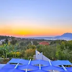 Oezge Villa